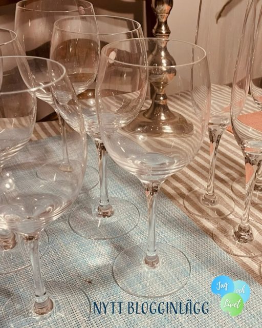 Nu finns ett nytt inlägg på min blogg 📝 Kan man ha roligt utan alkohol Jag såg ett inlägg av @heltnyktert om att det är lite konstigt att människor tycker synd om dem som väljer ett alkoholfritt liv. Att man då skulle gå miste om det där roliga. Det fick mig att fundera. Tänkte på vad det egentligen är som gör att man har roligt. För jag har själv haft otroligt roligt på fester där jag varit helt nykter. Skrattat hysteriskt, fånat mig och verkligen släppt loss. För mig finns det också en annan sida av alkoholen. Jag har sett baksidan på nära håll. Missbruk är så tragiskt och det finns inget roligt i det. Jag är ju inte helt emot alkohol. Det jag ifrågasätter mer är att det ibland förs fram som att man inte kan ha roligt utan alkohol. Att de som inte dricker skulle både ha tråkigt och vara tråkiga. För mig handlar en lyckad kväll mycket mer om människorna omkring mig. Det handlar nog inte så mycket om vad vi dricker. Det känns som om den riktiga friheten är att kunna vara sig själv, skratta hysteriskt och ha otroligt roligt. Helt utan alkohol. Läs hela inlägget på bloggen - länk finns i bio 👆 #roligtutanalkohol #alkoholfritt